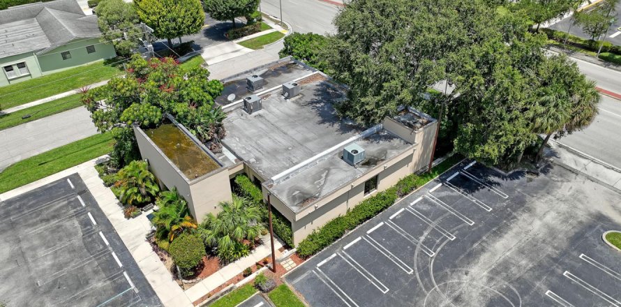 Propiedad comercial en West Palm Beach, Florida № 2340921