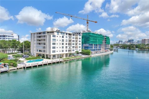 Condo in Bay Harbor Islands, Florida, 3 bedrooms  № 1825595 - photo 21