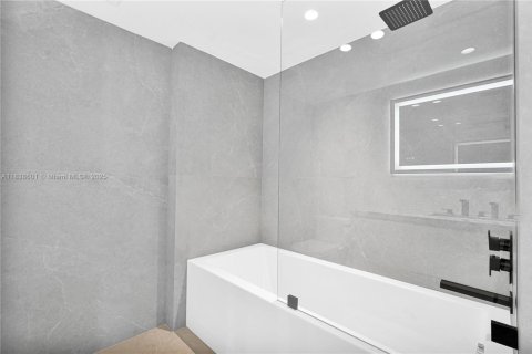 Condo in Bay Harbor Islands, Florida, 3 bedrooms  № 1825595 - photo 17
