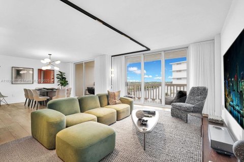 Condo in Bay Harbor Islands, Florida, 3 bedrooms  № 1825595 - photo 1