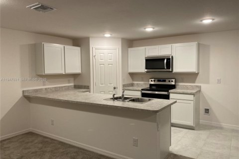 Casa en alquiler en Cape Coral, Florida, 4 dormitorios, 167.78 m2 № 2003120 - foto 3