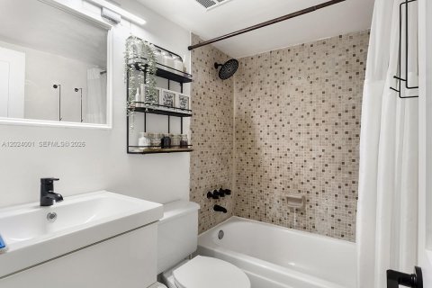 Condo in Palmetto Bay, Florida, 2 bedrooms  № 2257260 - photo 12