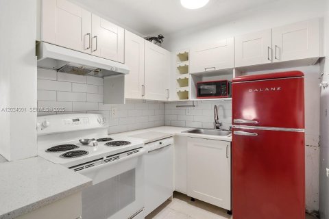 Condo in Palmetto Bay, Florida, 2 bedrooms  № 2257260 - photo 8