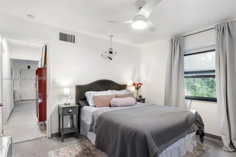 Condo in Palmetto Bay, Florida, 2 bedrooms  № 2257260 - photo 11