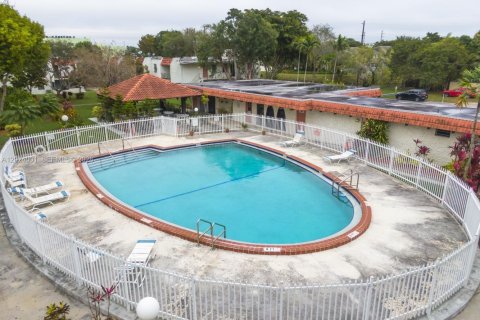 Condo in Palmetto Bay, Florida, 2 bedrooms  № 2257260 - photo 19