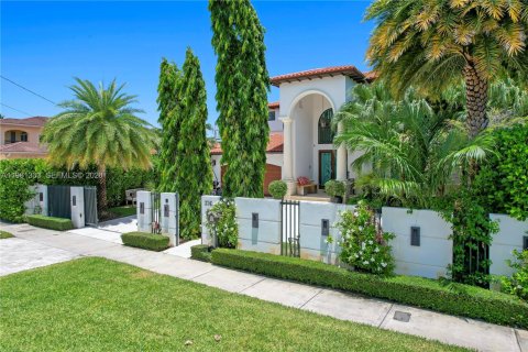 House in Miami Beach, Florida 5 bedrooms, 434.13 sq.m. № 2043182