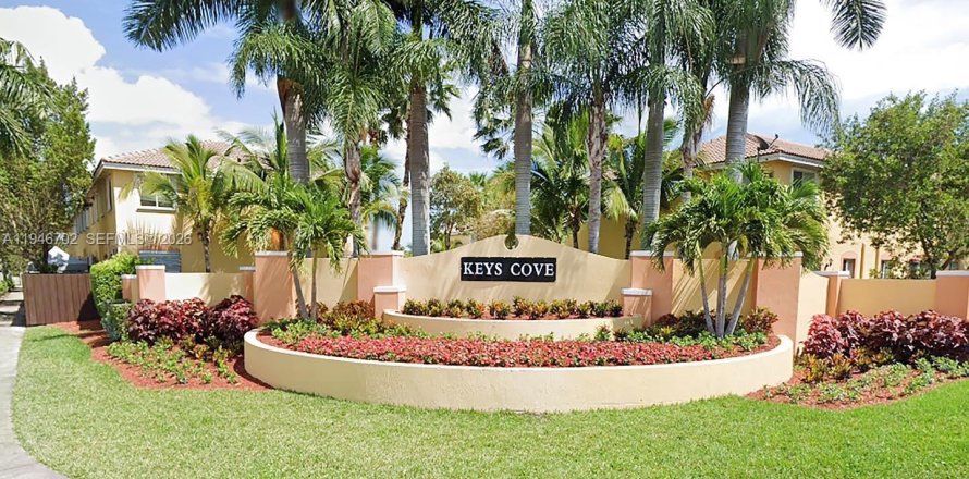 Adosado en Homestead, Florida 3 dormitorios, 120.96 m2 № 2002641