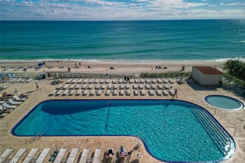 Copropriété à louer à Sunny Isles Beach, Floride: 33.44 m2 № 2281371 - photo 15
