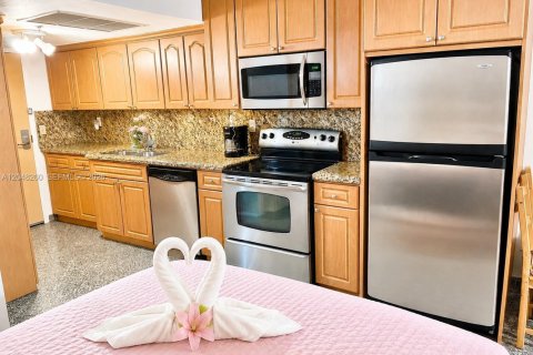 Copropriété à louer à Sunny Isles Beach, Floride: 33.44 m2 № 2281371 - photo 12