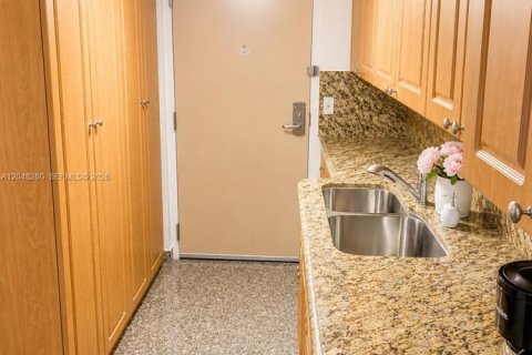 Copropriété à louer à Sunny Isles Beach, Floride: 33.44 m2 № 2281371 - photo 10
