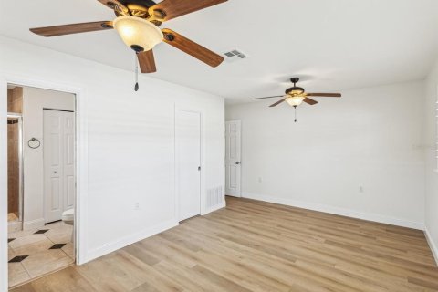 House in Largo, Florida 3 bedrooms, 159.79 sq.m. № 1747610 - photo 18