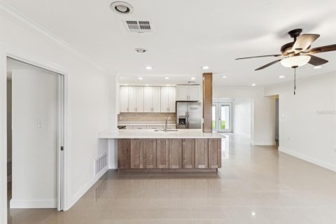 House in Largo, Florida 3 bedrooms, 159.79 sq.m. № 1747610 - photo 7