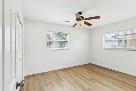 House in Largo, Florida 3 bedrooms, 159.79 sq.m. № 1747610 - photo 21