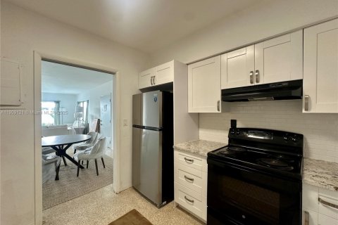 Appartement à louer à Bay Harbor Islands, Floride: 2 chambres, 97.55 m2 № 1964800 - photo 13