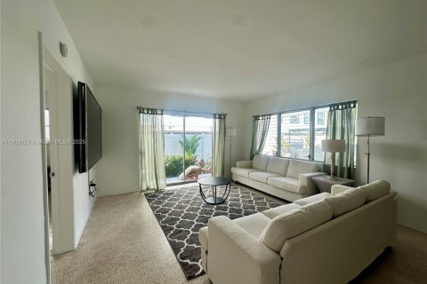 Appartement à louer à Bay Harbor Islands, Floride: 2 chambres, 97.55 m2 № 1964800 - photo 1