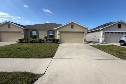 House in Land O' Lakes, Florida 3 bedrooms, 142.33 sq.m. № 2318977