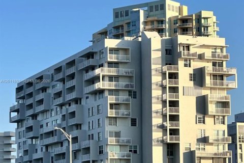 Condominio en alquiler en Miami, Florida, 1 dormitorio, 74.69 m2 № 2075397 - foto 2
