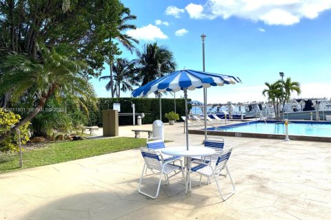Condominio en alquiler en Miami, Florida, 1 dormitorio, 74.69 m2 № 2075397 - foto 10
