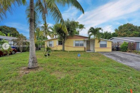 House in Pompano Beach, Florida 4 bedrooms, 136.1 sq.m. № 1827579 - photo 1