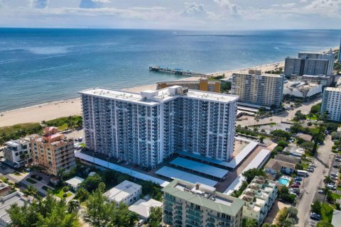 Condo in Pompano Beach, Florida, 2 bedrooms  № 2081933 - photo 1