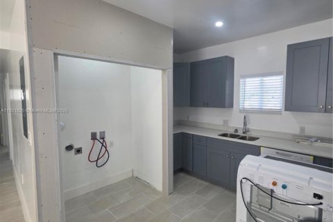 Casa en alquiler en Miami, Florida, 3 dormitorios, 139.35 m2 № 1975724 - foto 2