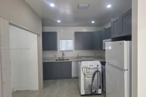 Casa en alquiler en Miami, Florida, 3 dormitorios, 139.35 m2 № 1975724 - foto 3