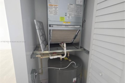 Casa en alquiler en Miami, Florida, 3 dormitorios, 139.35 m2 № 1975724 - foto 9
