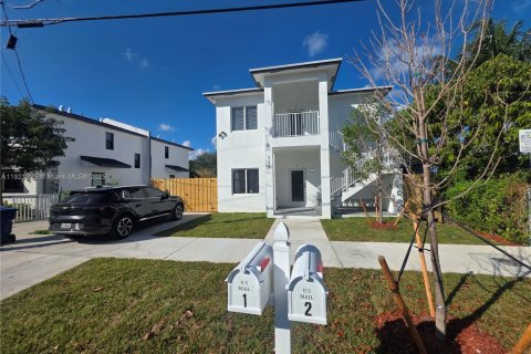 Casa en alquiler en Miami, Florida, 3 dormitorios, 139.35 m2 № 1975724 - foto 1