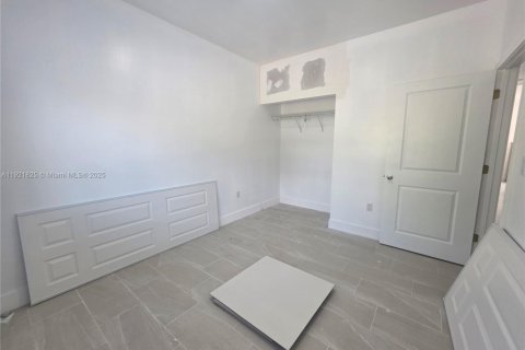 Casa en alquiler en Miami, Florida, 3 dormitorios, 139.35 m2 № 1975724 - foto 28