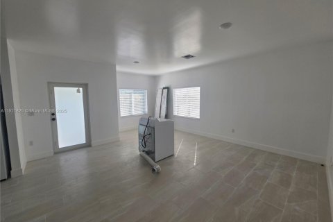 Casa en alquiler en Miami, Florida, 3 dormitorios, 139.35 m2 № 1975724 - foto 4
