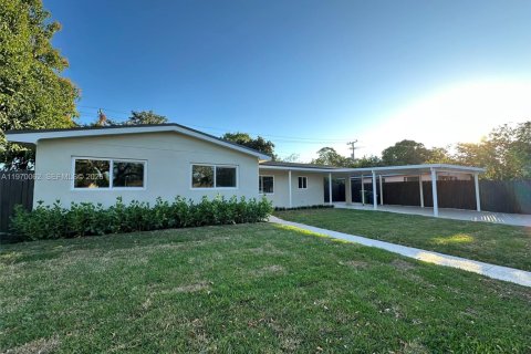 Villa ou maison à vendre à Miami Gardens, Floride: 3 chambres, 148.09 m2 № 2030876 - photo 1