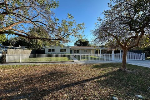 Villa ou maison à vendre à Miami Gardens, Floride: 3 chambres, 148.09 m2 № 2030876 - photo 2