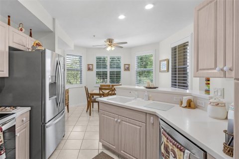 Condo in Cape Coral, Florida, 2 bedrooms  № 1648352 - photo 12