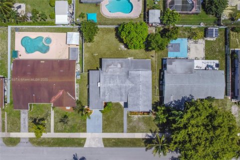 House in Cutler Bay, Florida 3 bedrooms, 175.49 sq.m. № 1891879 - photo 4