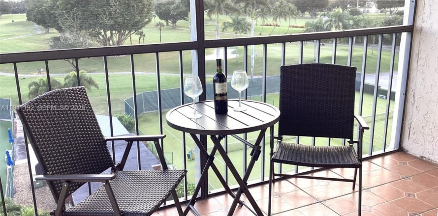 Кондоминиум с 1 спальней в Пемброк-Пайнс, Флорида № 1998430