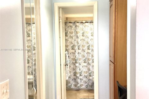 Купить кондоминиум в Пемброк-Пайнс, Флорида 1 спальня, 74.32м2, № 1998430 - фото 21