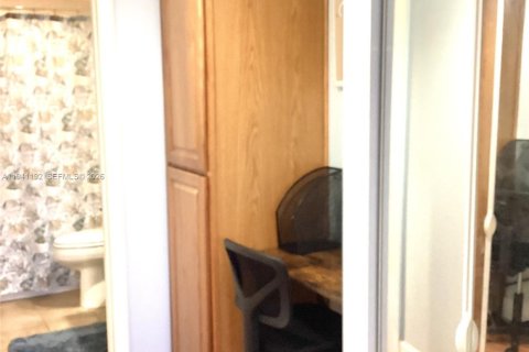 Купить кондоминиум в Пемброк-Пайнс, Флорида 1 спальня, 74.32м2, № 1998430 - фото 23