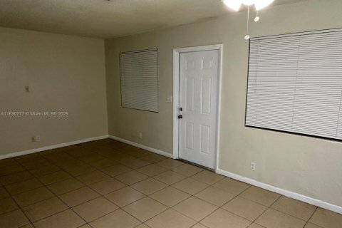 Condo in Hallandale Beach, Florida, 1 bedroom  № 1804628 - photo 1