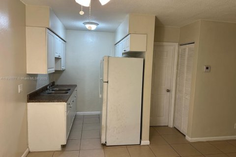 Condo in Hallandale Beach, Florida, 1 bedroom  № 1804628 - photo 2