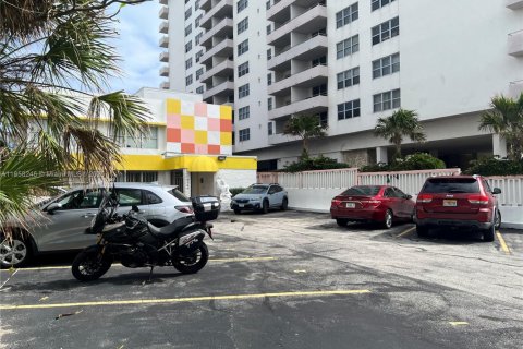 Copropriété à louer à Surfside, Floride: 1 chambre, 54.81 m2 № 1889920 - photo 2