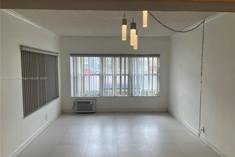 Copropriété à louer à Surfside, Floride: 1 chambre, 54.81 m2 № 1889920 - photo 6