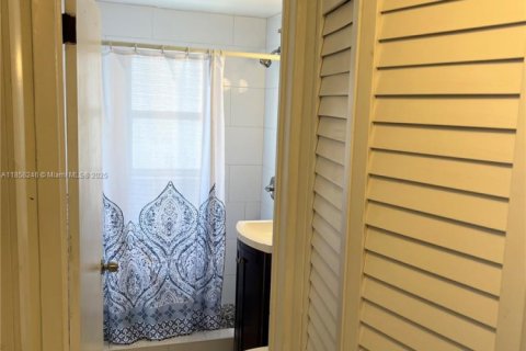 Copropriété à louer à Surfside, Floride: 1 chambre, 54.81 m2 № 1889920 - photo 15