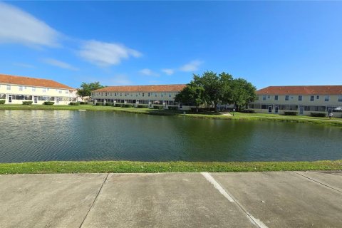 Touwnhouse à vendre à Kissimmee, Floride: 3 chambres, 128.39 m2 № 2098218 - photo 3