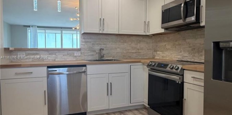 Condo in Miami, Florida, 2 bedrooms № 1891235