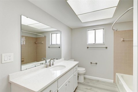 Condo in Venice, Florida, 2 bedrooms  № 2201454 - photo 24