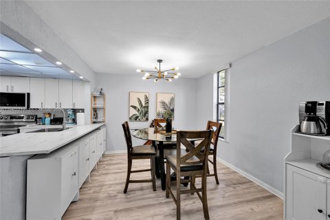 Touwnhouse à vendre à Deerfield Beach, Floride: 2 chambres, 99.41 m2 № 2080913 - photo 12
