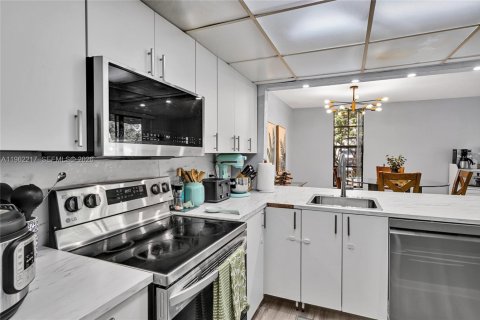 Touwnhouse à vendre à Deerfield Beach, Floride: 2 chambres, 99.41 m2 № 2080913 - photo 7