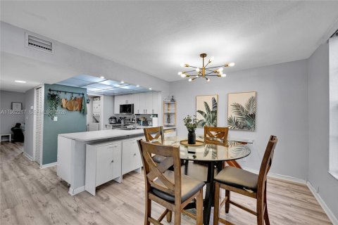 Touwnhouse à vendre à Deerfield Beach, Floride: 2 chambres, 99.41 m2 № 2080913 - photo 11