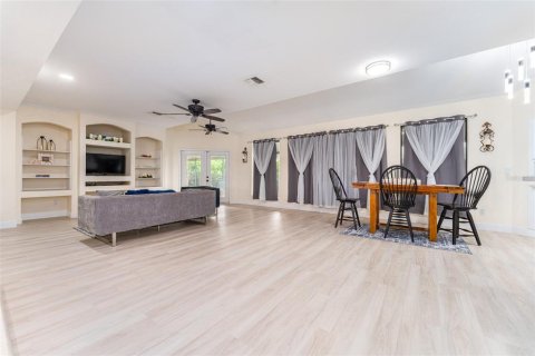 House in Zephyrhills, Florida 3 bedrooms, 254.92 sq.m. № 1843084 - photo 14