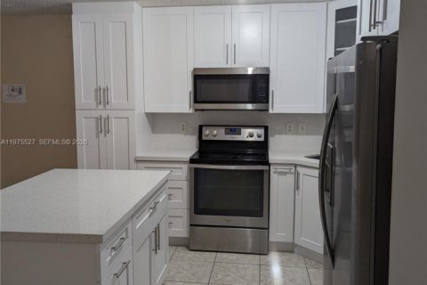 Снять в аренду таунхаус в Майами, Флорида 3 спальни, 166.3м2, № 2038467 - фото 6